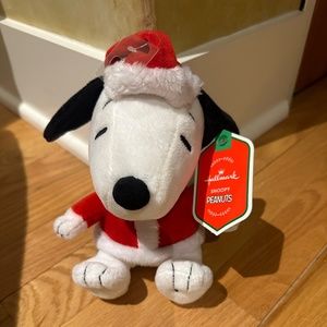 NWT Hallmark PEANUTS SNOOPY Stuffed Toy with Santa Hat and Coat